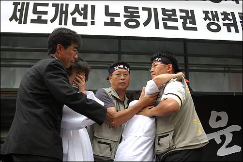 그녀는  "오빠를 살려내라"고 외치다 결국 혼절해 긴급하게 병원으로 후송됐다. 